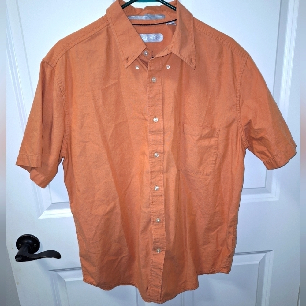 Zinc men's short sleeve button-down shirt in a size large. 100% chambray cotton